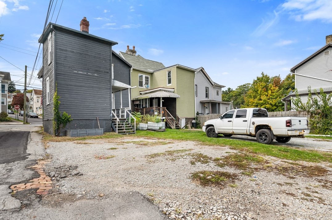 29 Westminster Ave, Greensburg PA  15601-2256 exterior