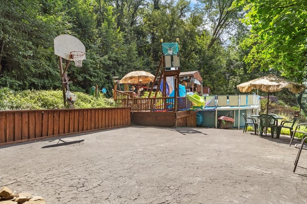 124 Oakdale Rd, North Versailles PA  15137-1903 exterior