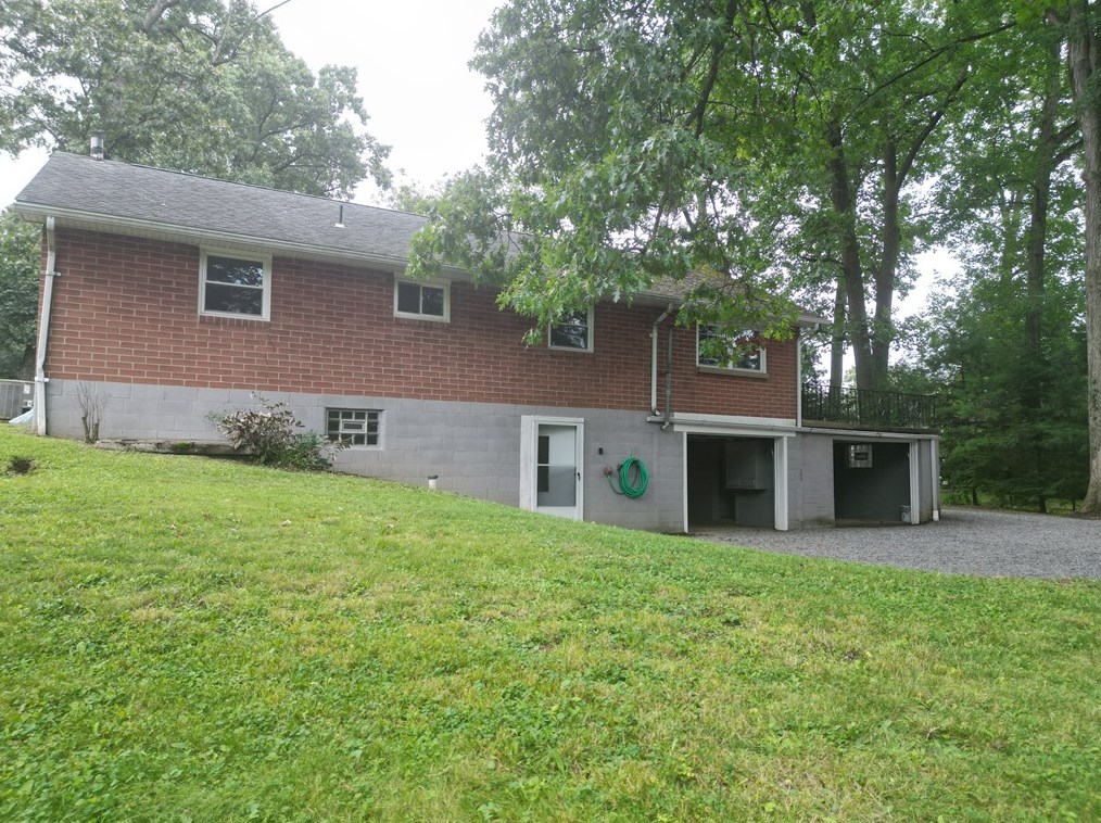 116 Breezewood Dr, Butler PA 16001-8618 exterior