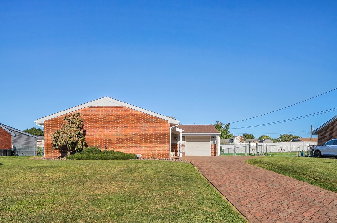 113 Longview Dr, North Huntingdon PA 15642-4720 exterior