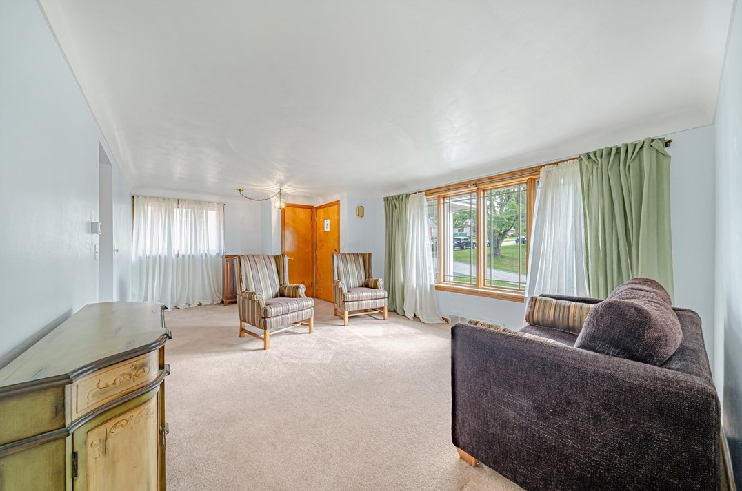 370 Cp St, North Huntingdon PA 15642-1394 exterior