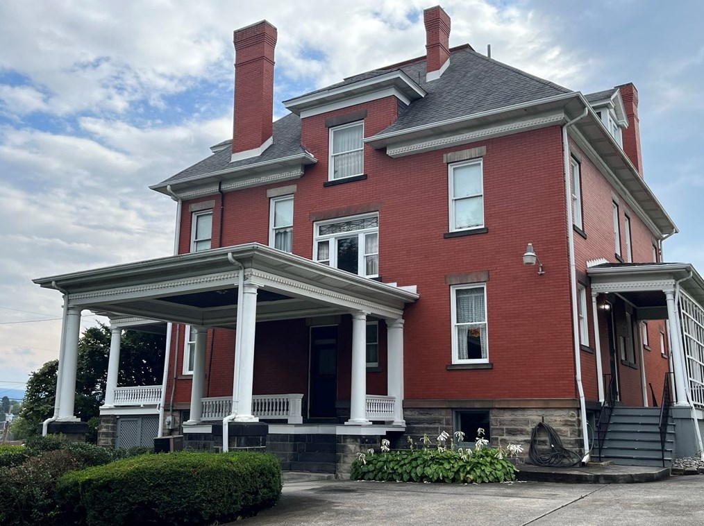 44 Stockton Ave, Oliphant Furnace PA  15401-2839 exterior