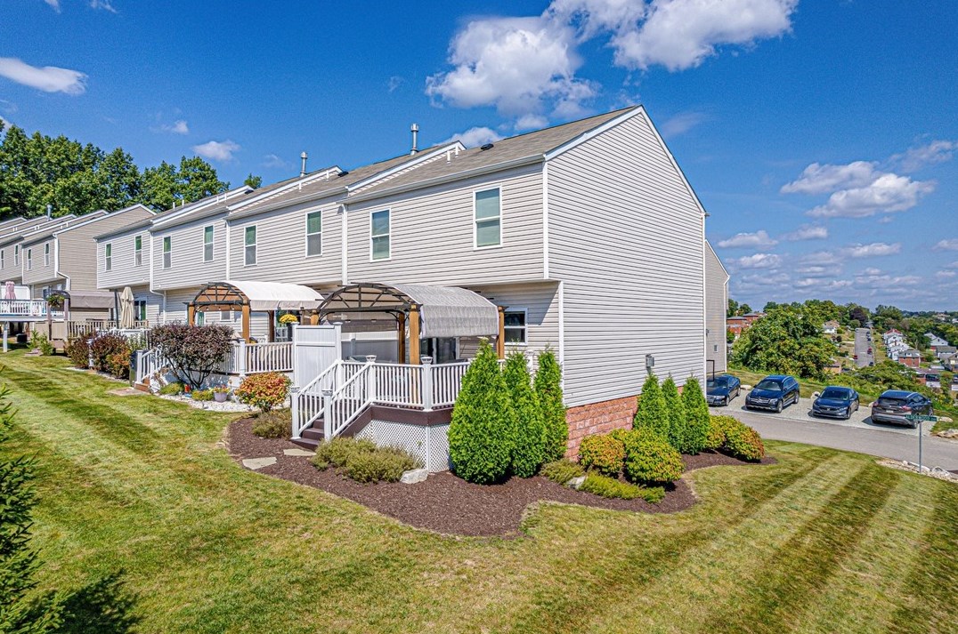 101 Alderwood Dr, Greensburg PA  15601-5480 exterior