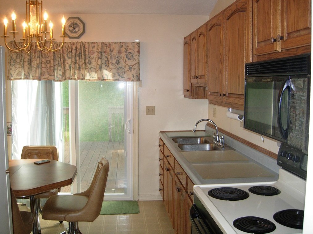 107 Oak Pointe Dr, Monroeville PA  15146-2950 exterior