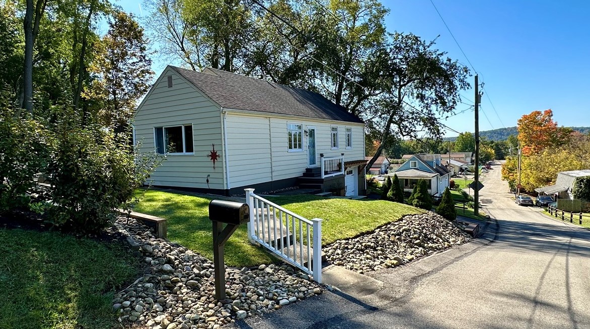 493 Birch Way, New Kensington PA  15068-5037 exterior