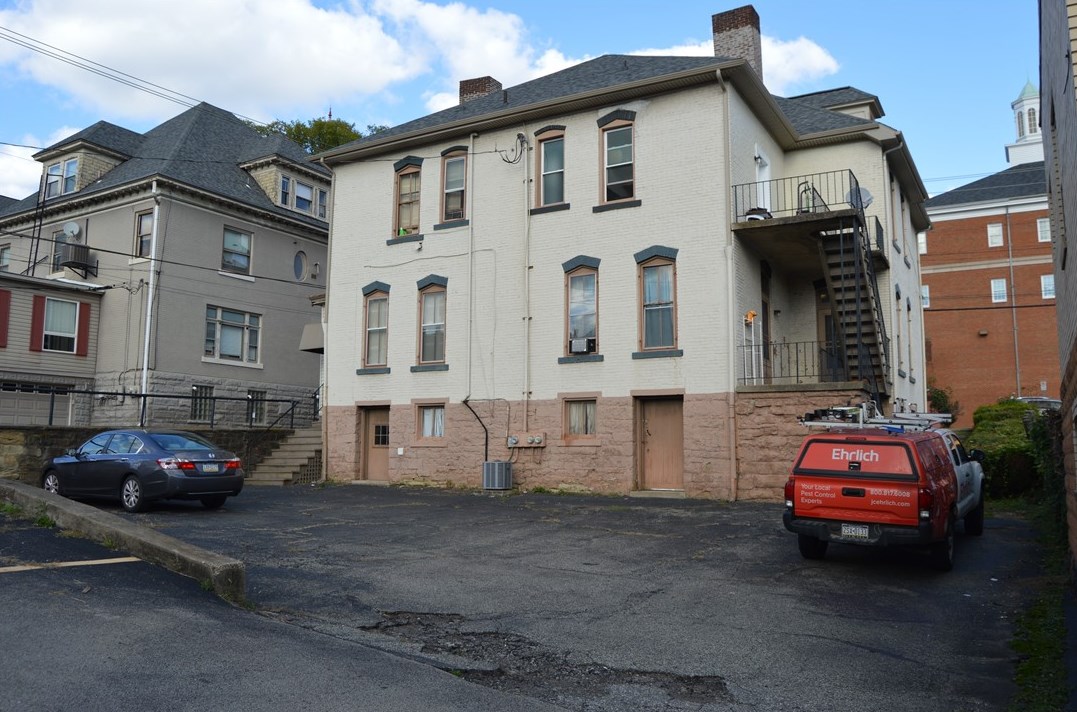 135 College St, Washington PA  15301-6713 exterior