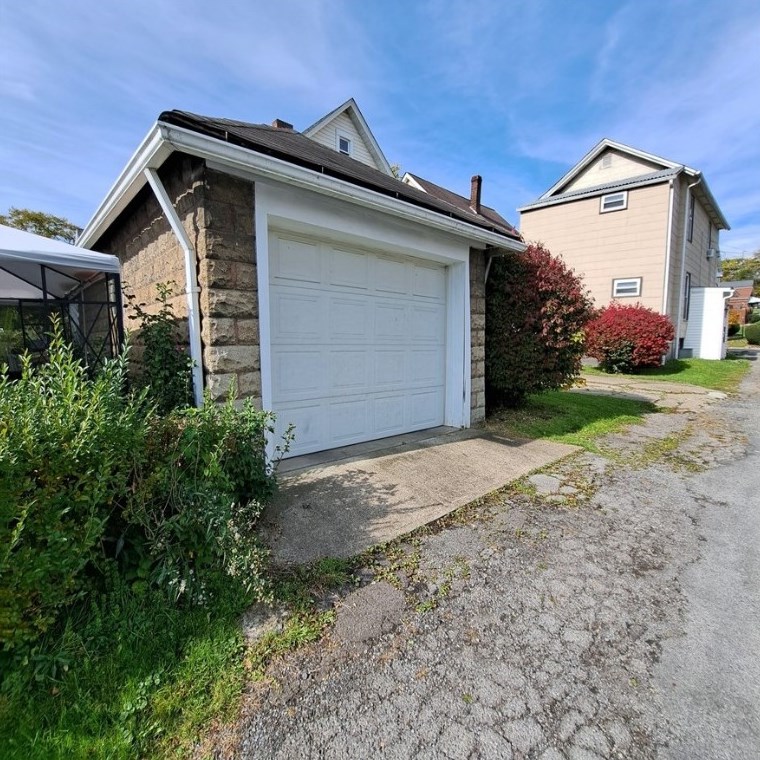 222 Stewart St, Butler PA  16001-4652 exterior