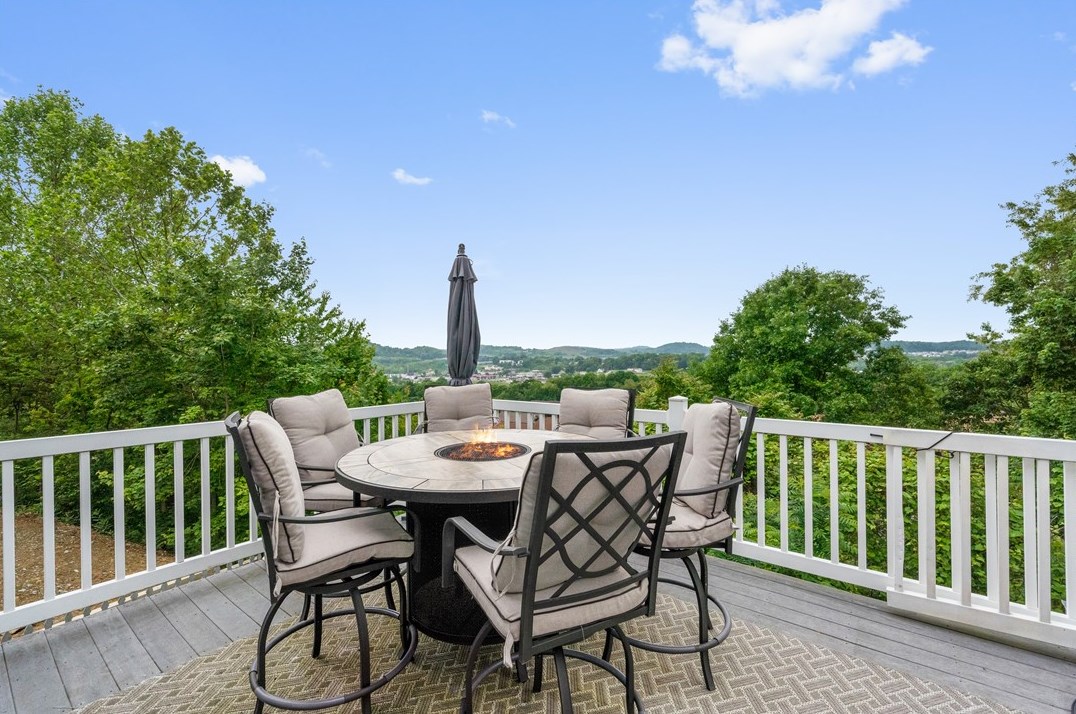 132 Edgewood Dr, New Stanton, PA 15672