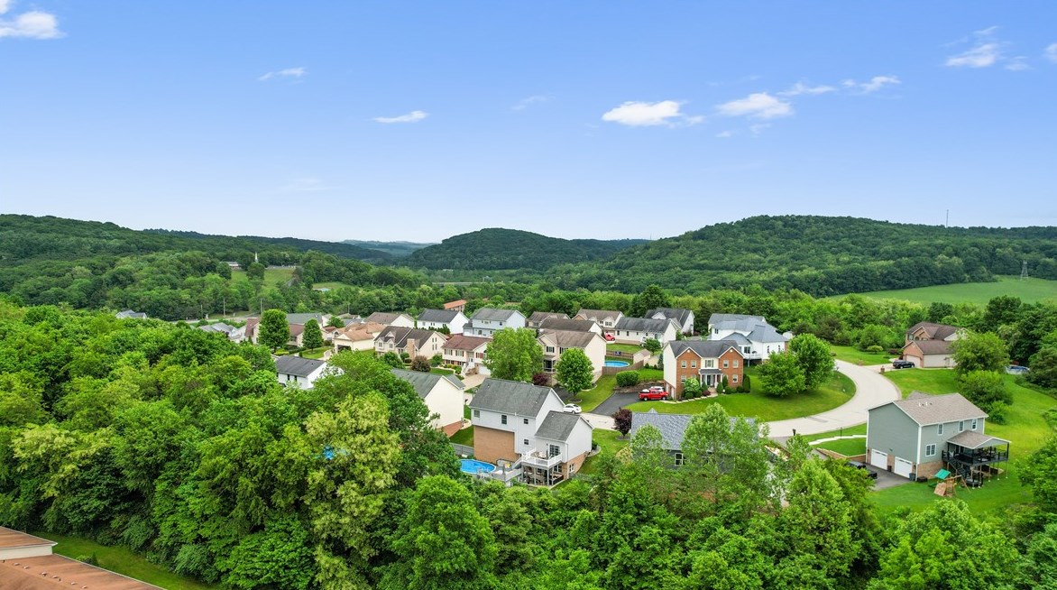 132 Edgewood Dr, New Stanton, PA 15672