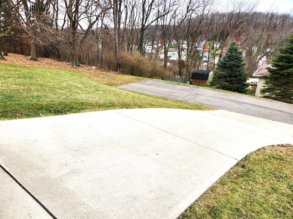 1609 Pine St, Greensburg PA  15601-5443 exterior