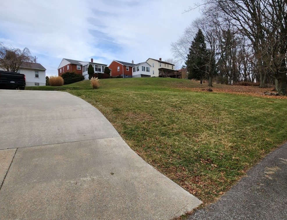 1609 Pine St, Greensburg PA  15601-5443 exterior