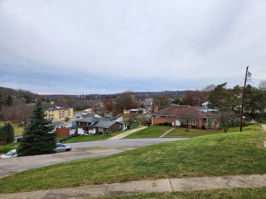 1609 Pine St, Greensburg PA  15601-5443 exterior