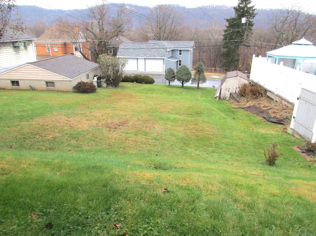 1819 Rdg Ave, Moon Twp PA 15108-2046 exterior