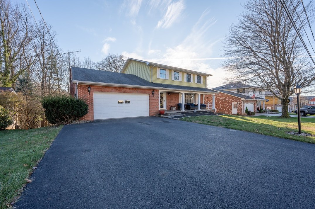 124 Sherwood Dr, Greensburg PA  15601-5970 exterior
