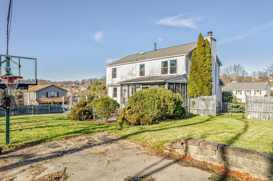 16 Holyoke Dr, Greensburg PA  15601-1136 exterior