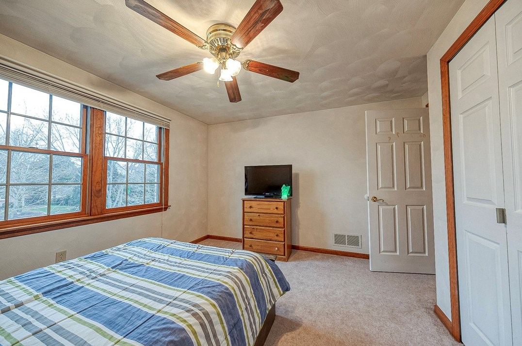 1003 Deveron Ct, Jeannette PA  15644-1056 exterior