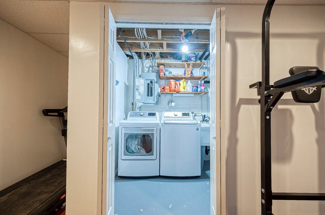 1003 Deveron Ct, Jeannette PA  15644-1056 exterior