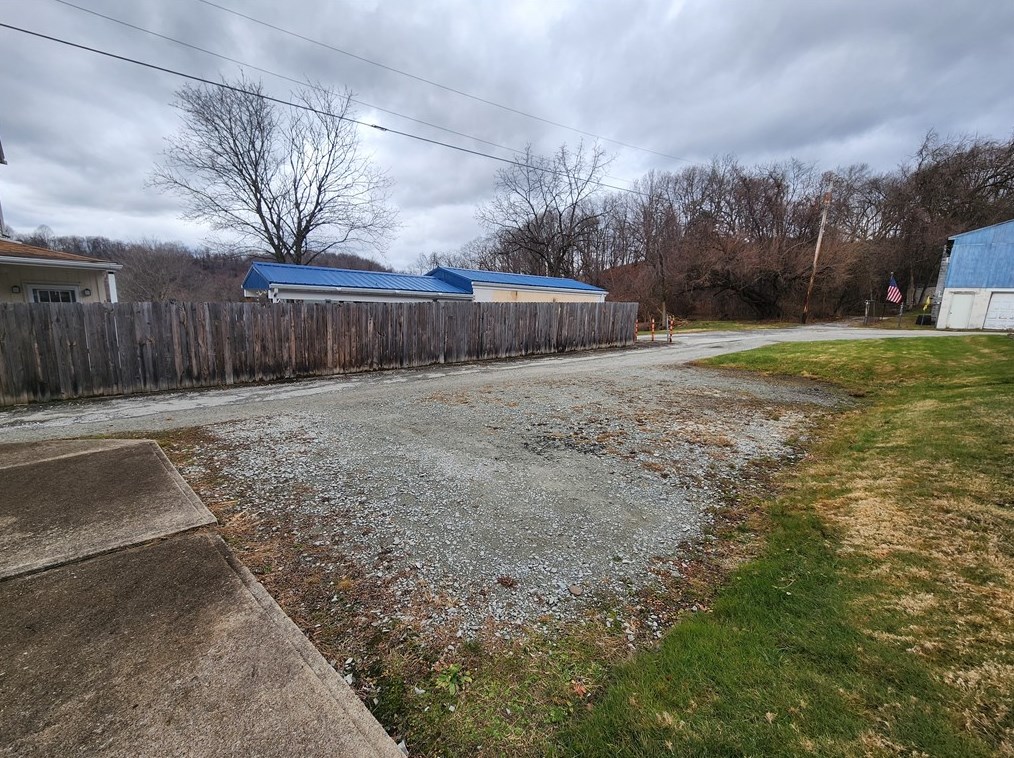 915 915 1/2 Scott Ave, Jeannette, PA 15644