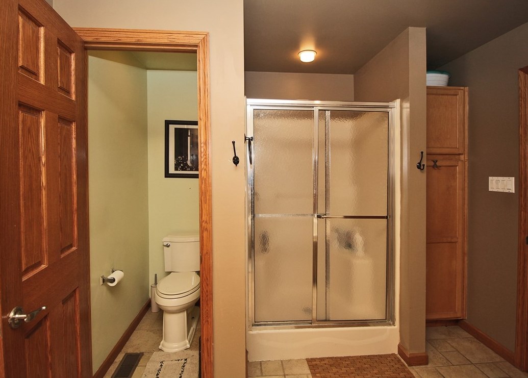 2560 Oldfield Ave, Bethel Park PA  15102-2727 exterior