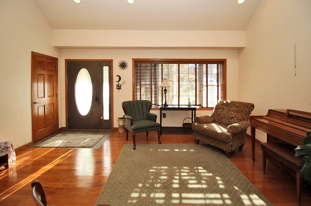 2560 Oldfield Ave, Bethel Park PA  15102-2727 exterior