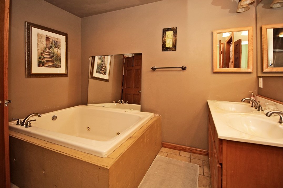 2560 Oldfield Ave, Bethel Park PA  15102-2727 exterior