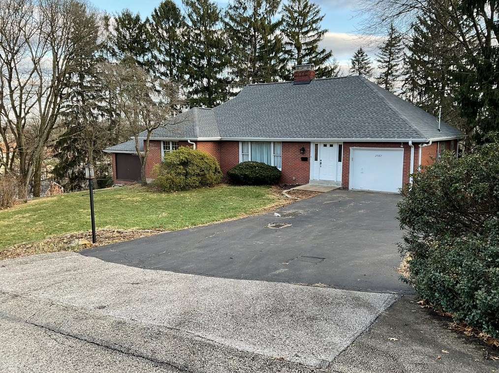 2587 Lightwood Ave, Bethel Park PA  15102-2071 exterior