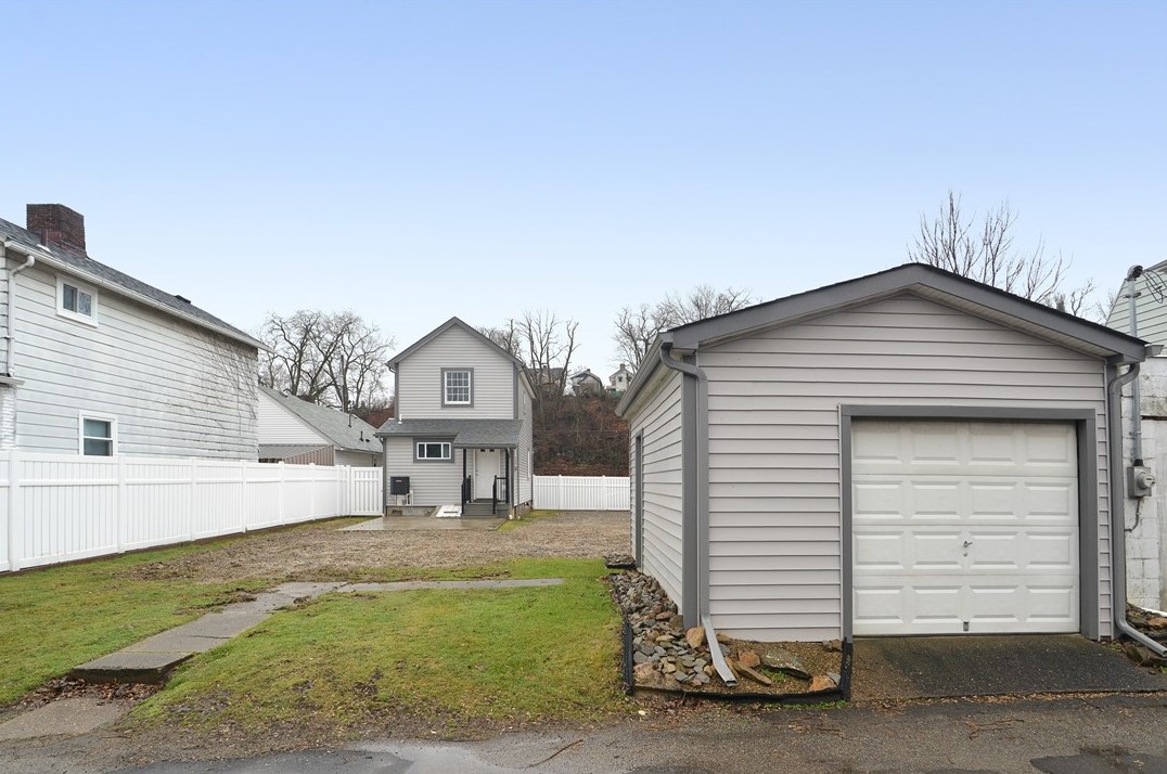 402 1st Ave, Collier Township PA  15106-2575 exterior