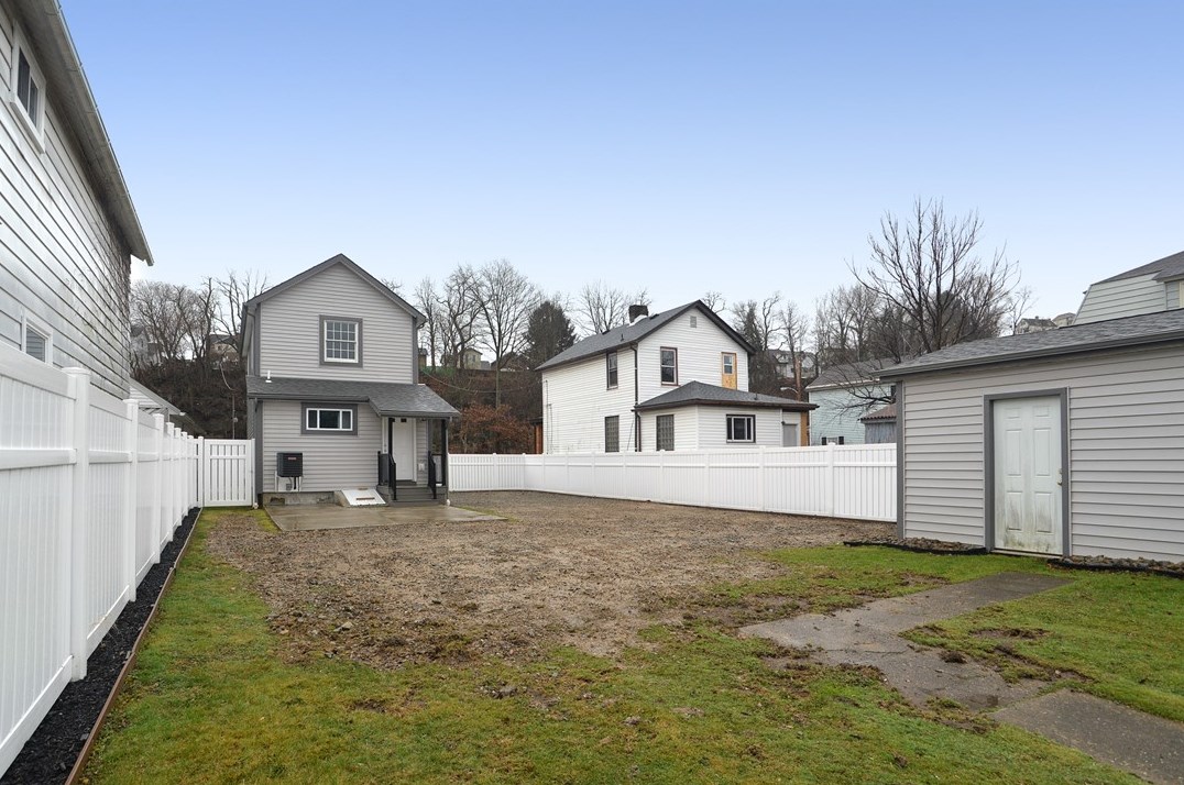 402 1st Ave, Collier Township PA  15106-2575 exterior