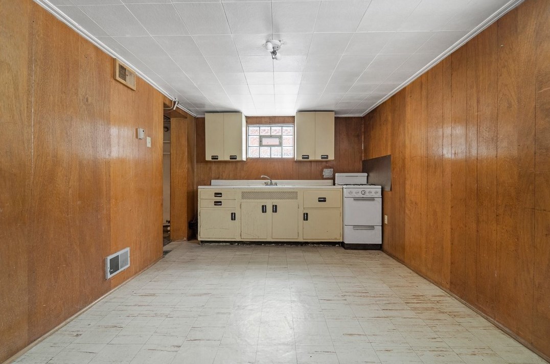 1069 Grandview Ave, Bridgeville PA  15017-2250 exterior