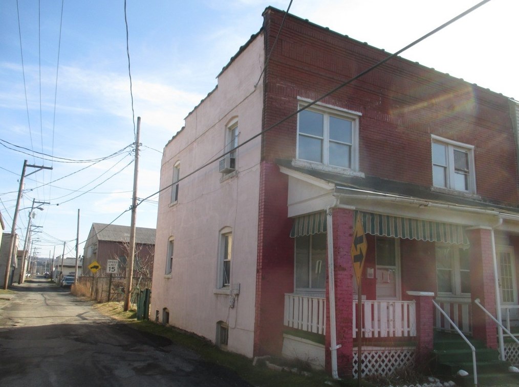18 8th St, Midland, PA 15059