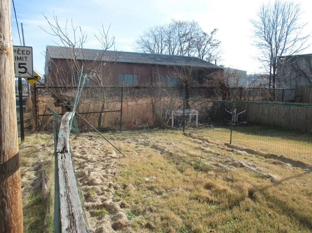 18 8th St, Midland, PA 15059