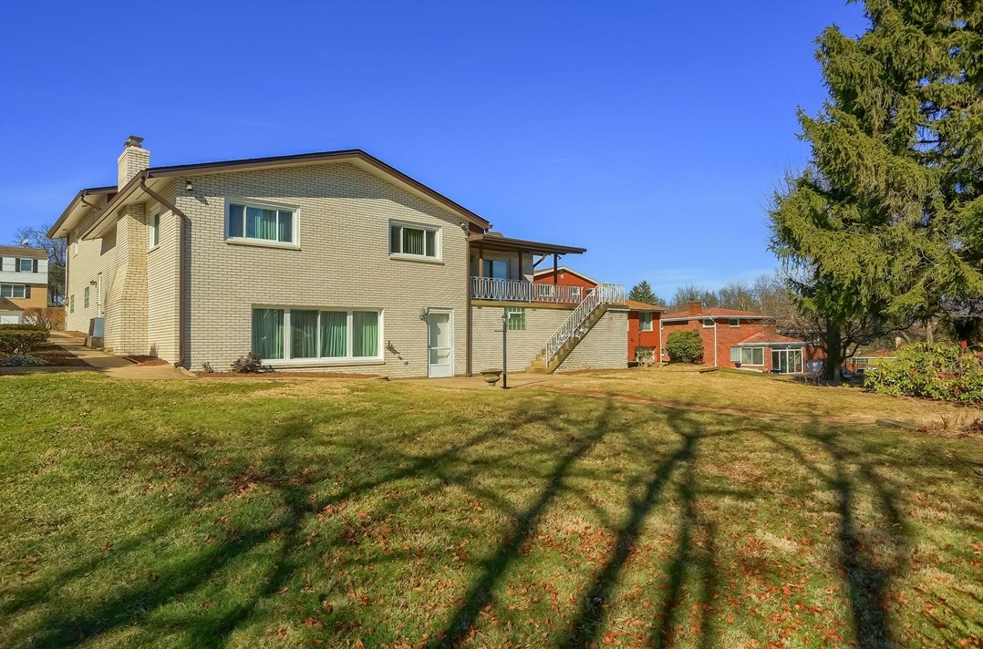 110 Hemlock Ln, Monroeville PA  15146-2313 exterior