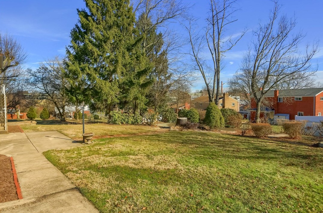 110 Hemlock Ln, Monroeville PA  15146-2313 exterior