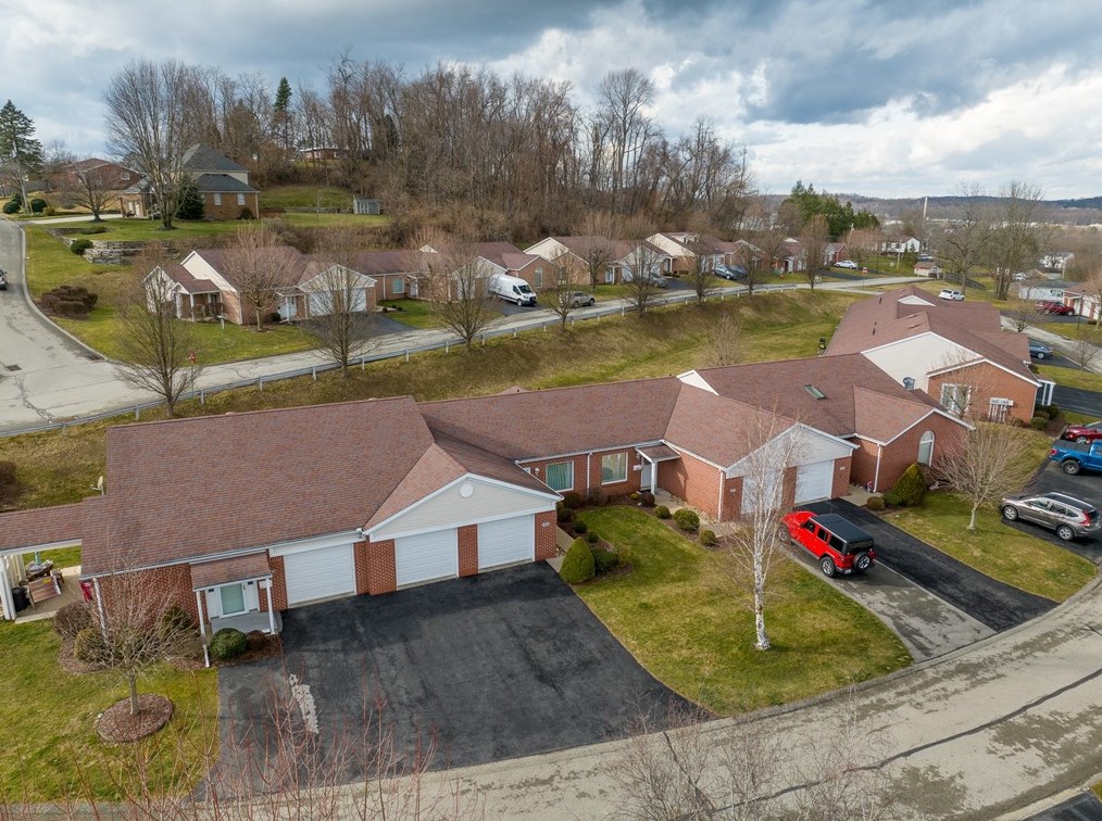 1468 Spg Crst Cir, Latrobe PA 15650-2287 exterior