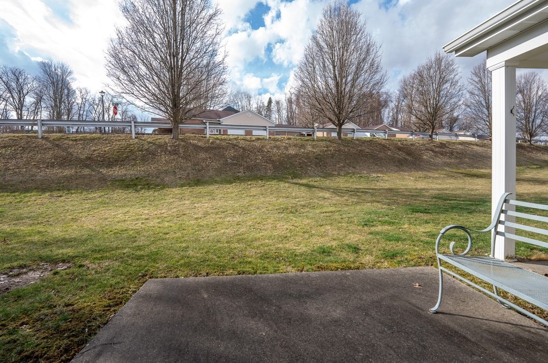 1468 Spg Crst Cir, Latrobe PA 15650-2287 exterior