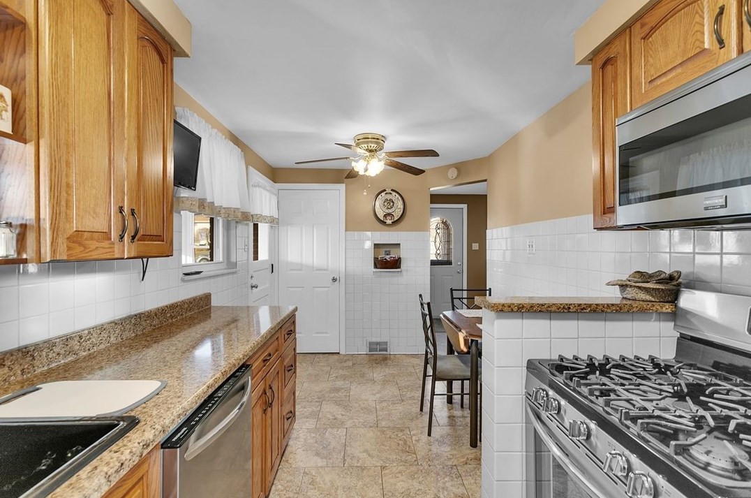 1532 Marion Dr, Finleyville PA  15332-1538 exterior