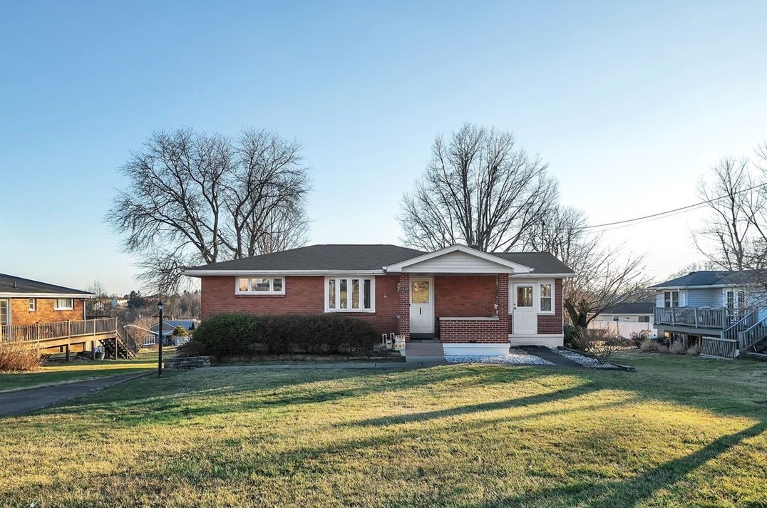 1532 Marion Dr, Finleyville PA  15332-1538 exterior