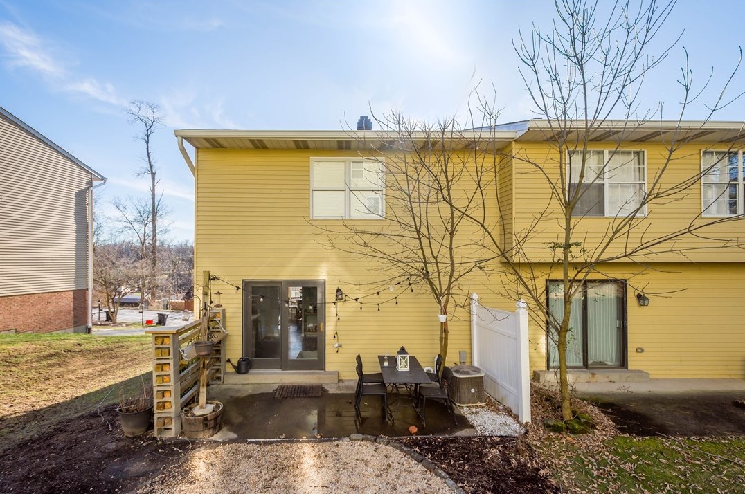 1307 Buckskin Trl, Bethel Park PA  15102-3107 exterior