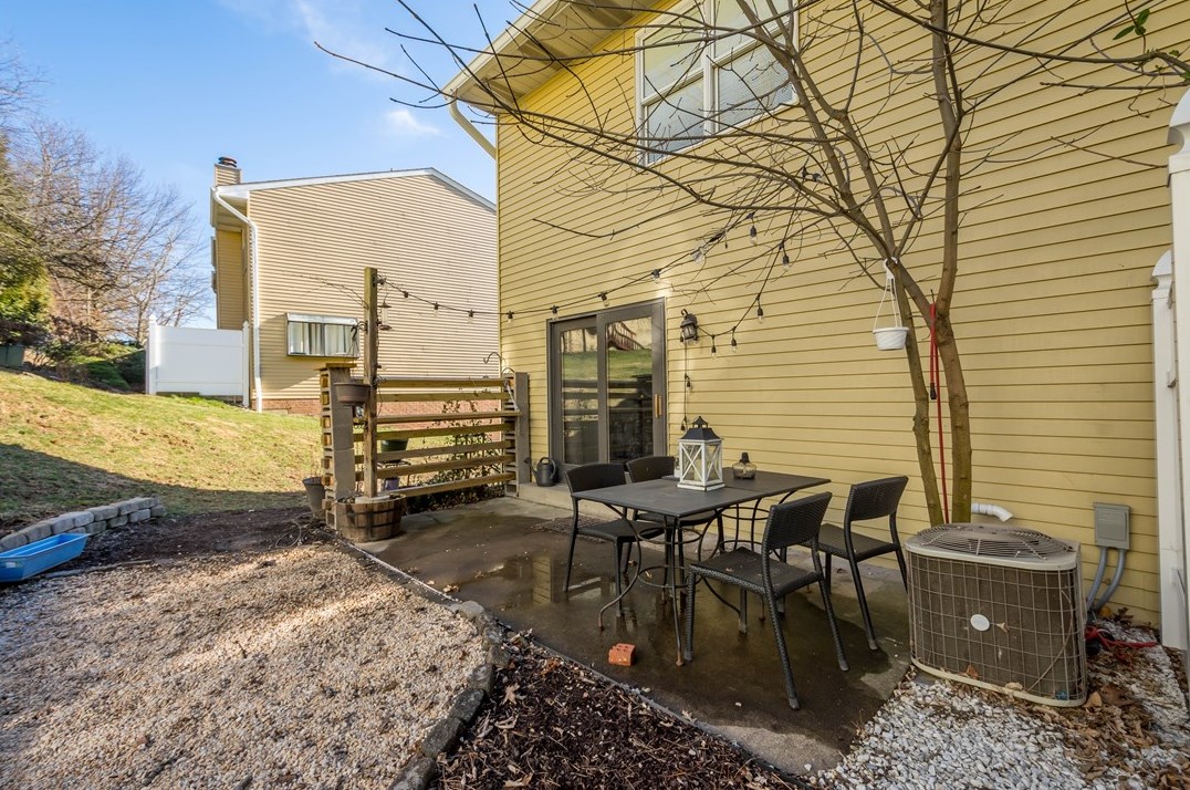 1307 Buckskin Trl, Bethel Park PA  15102-3107 exterior