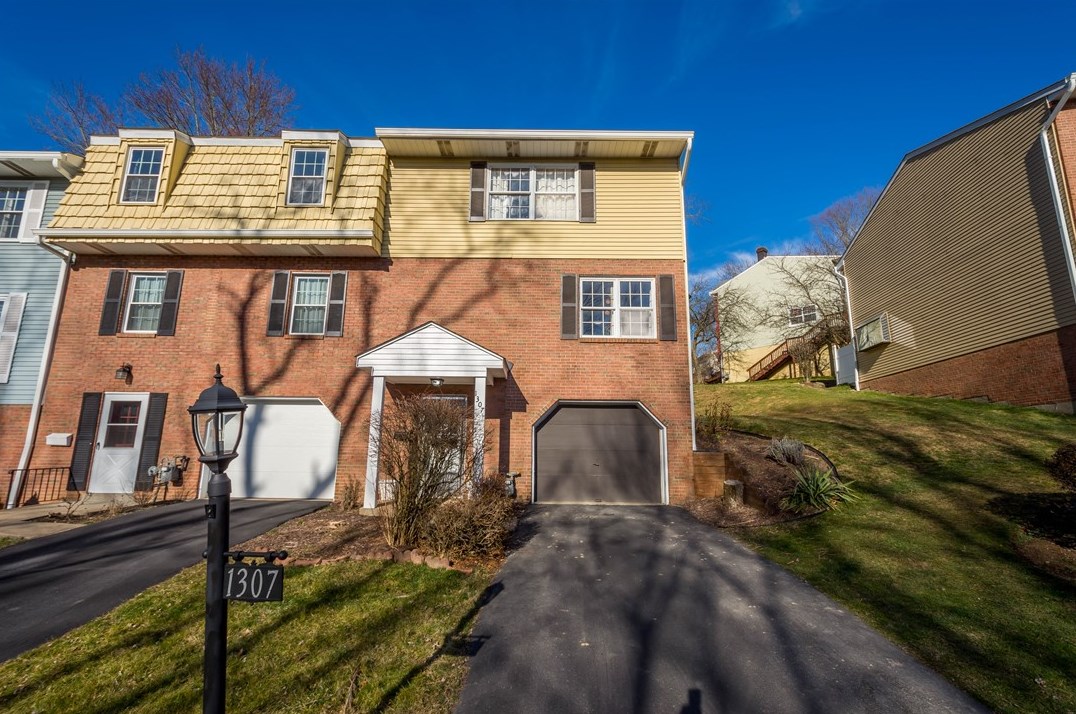 1307 Buckskin Trl, Bethel Park PA  15102-3107 exterior