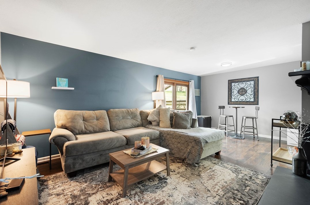 1307 Buckskin Trl, Bethel Park PA  15102-3107 exterior
