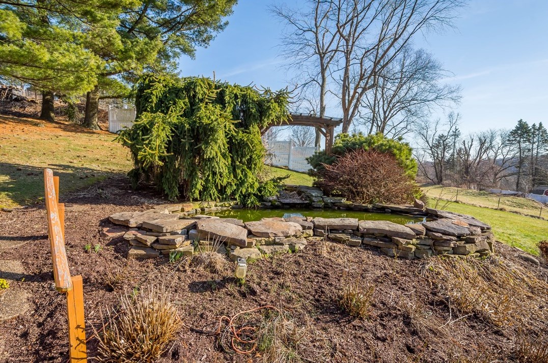 106 Mcgregor Dr, Canonsburg PA  15317-2237 exterior