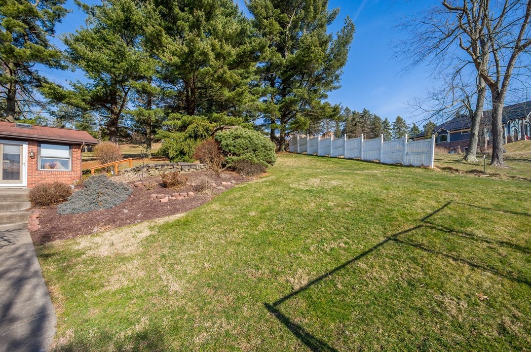 106 Mcgregor Dr, Canonsburg PA  15317-2237 exterior