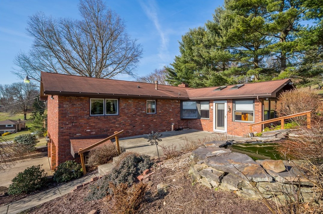 106 Mcgregor Dr, Canonsburg PA  15317-2237 exterior