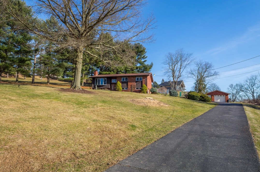 106 Mcgregor Dr, Canonsburg PA  15317-2237 exterior