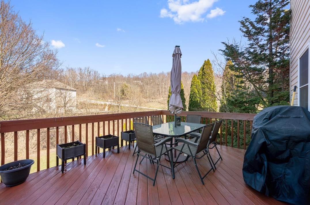 822 Stonebridge Dr, Greensburg PA  15601-5861 exterior