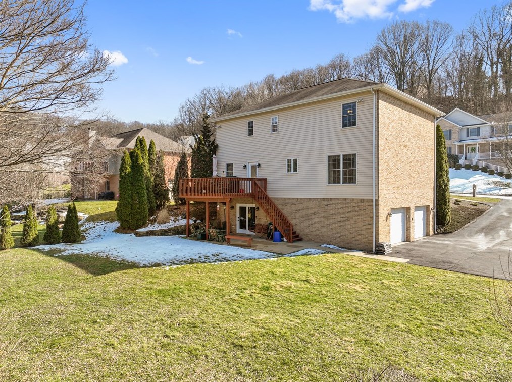 822 Stonebridge Dr, Greensburg PA  15601-5861 exterior