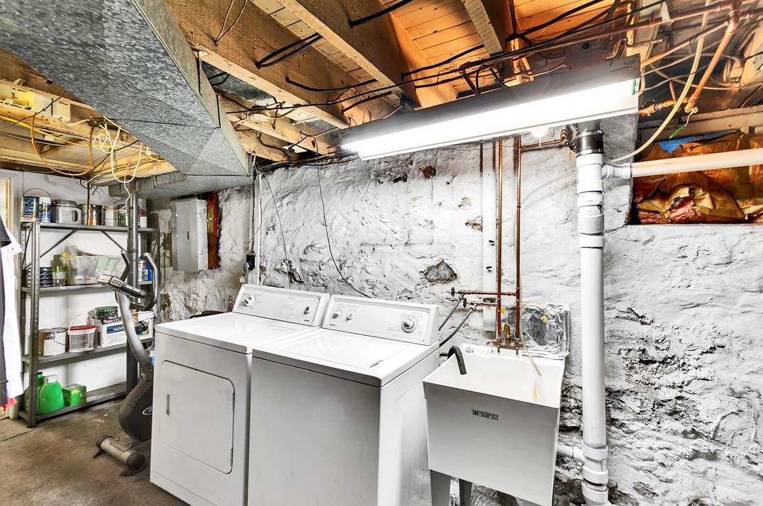 213 Elizabeth St, Pittsburgh PA  15207-1819 exterior