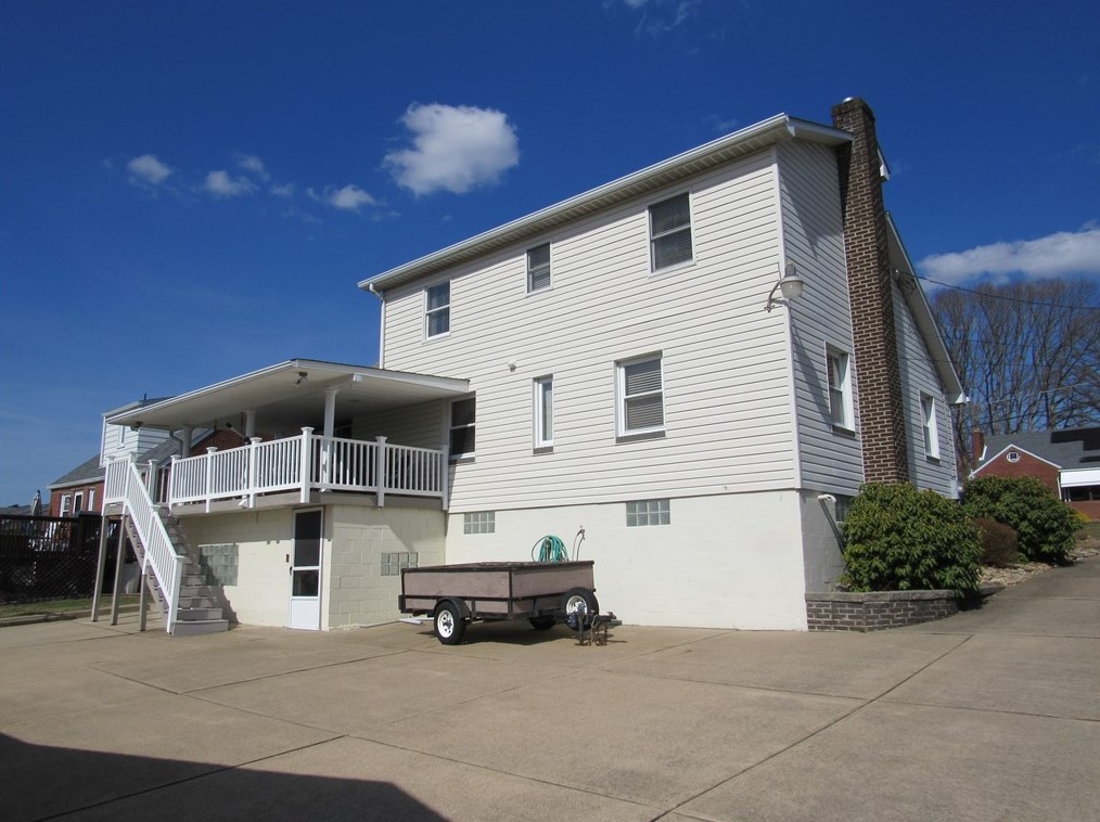 209 Beverly Dr, New Kensington PA  15068-3207 exterior