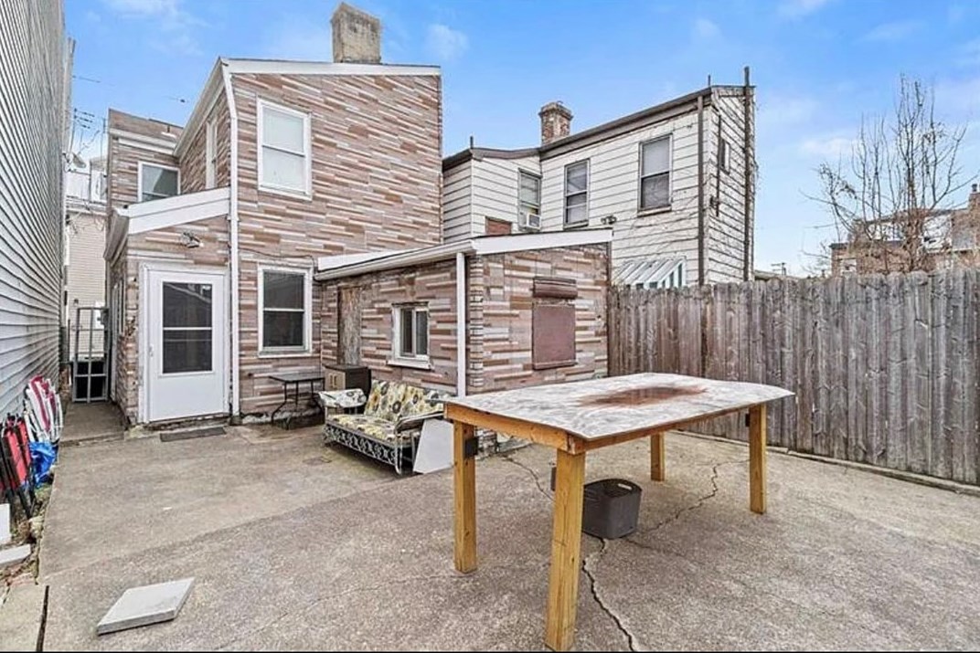 1815 Fox Way, Pittsburgh PA  15203-1731 exterior